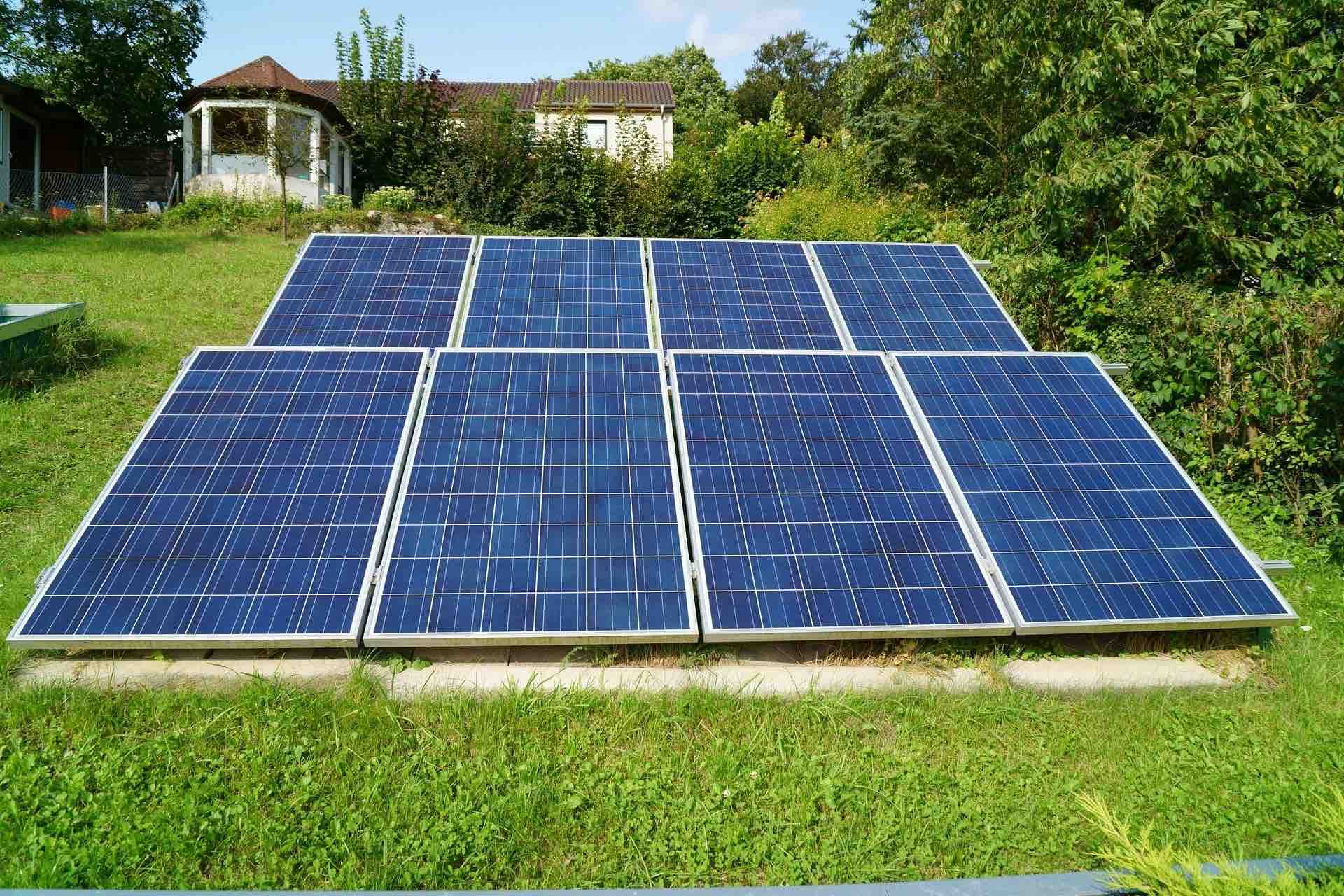 Photo panneaux solaires au sol